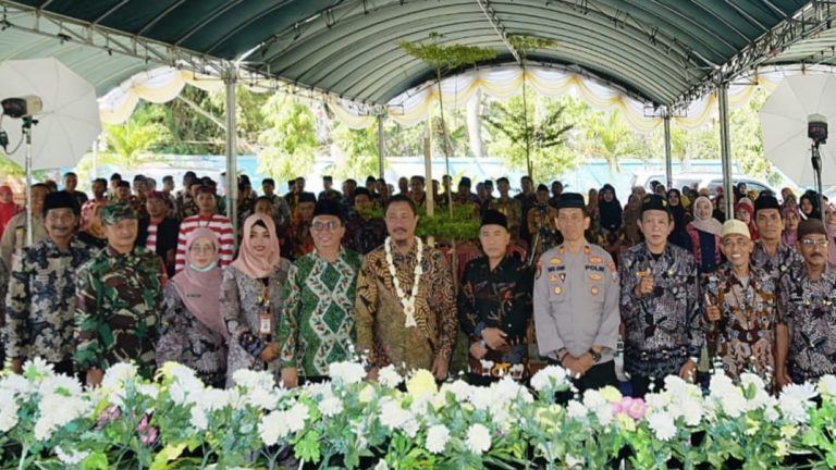 Tingkatkan Jiwa Nasionalisme, Korwil Disdikbud Kadur Beri Penghargaan kepada Pemenang Lomba Agustusan